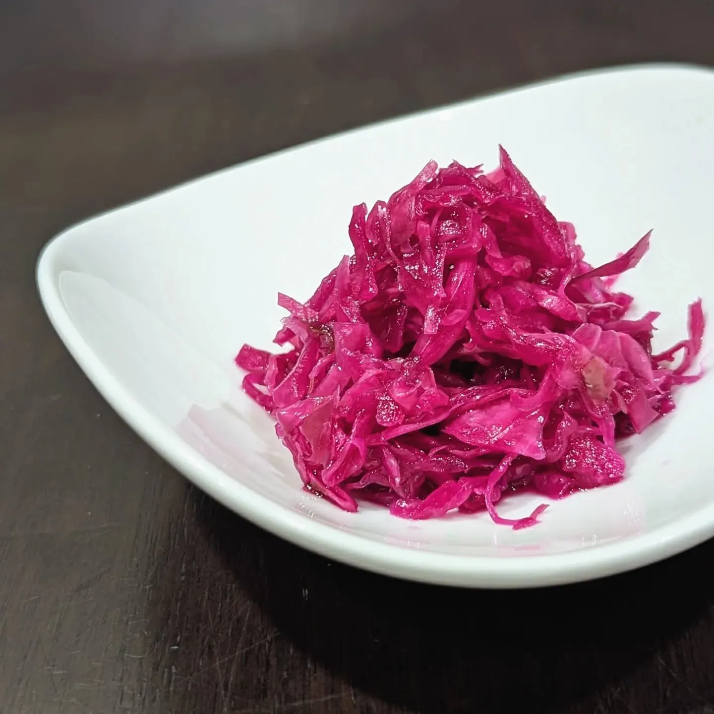 当店のお弁当には紫キャベツのマリネが入っています🍱