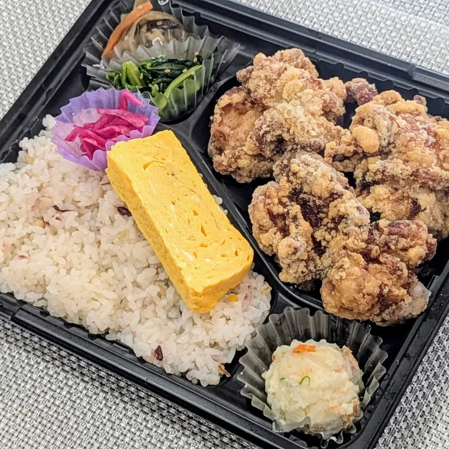 当店のお弁当には紫キャベツのマリネが入っています🍱