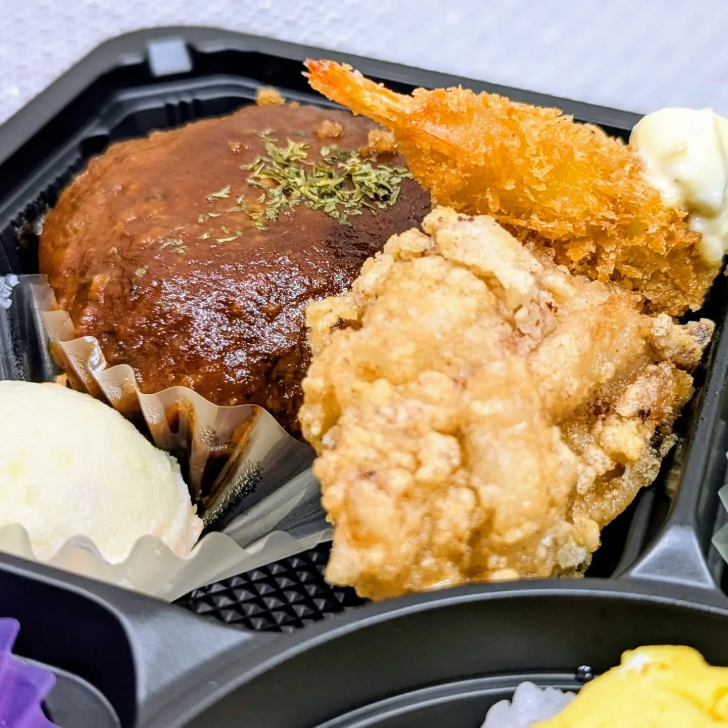 ハンバーグスペシャルには、ハンバーグとからあげとエビフライが...