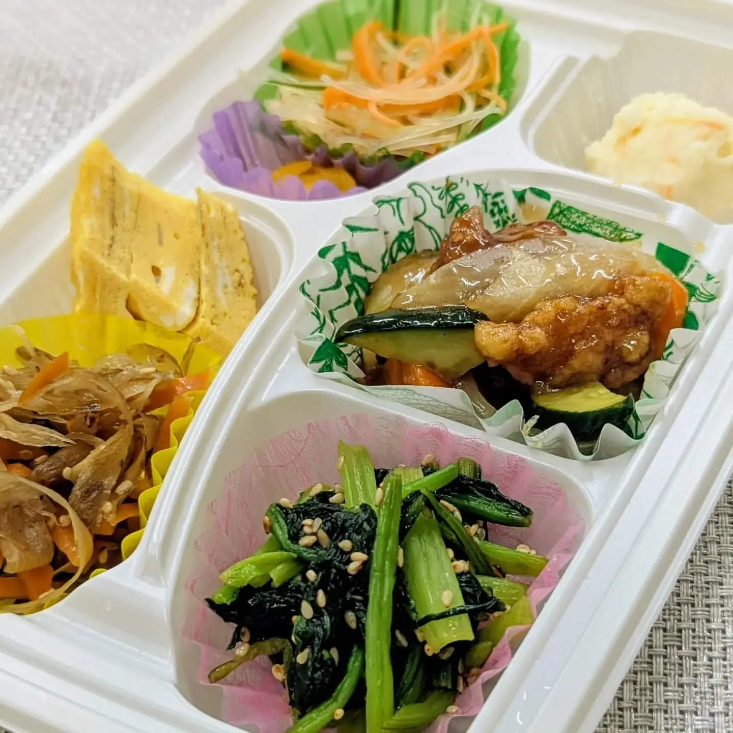 店頭にて『季節の彩り弁当』販売中です♪
