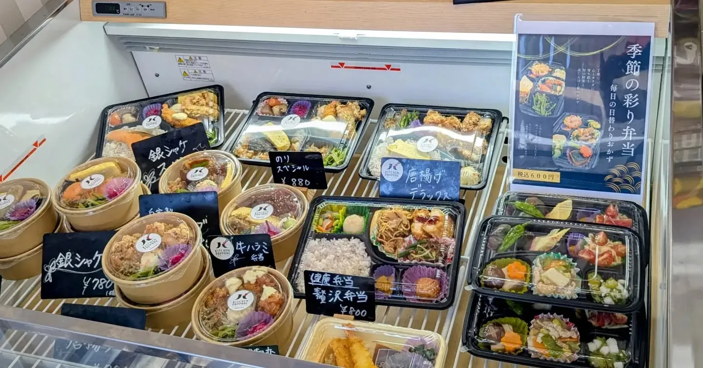 毎日たくさんの種類のお弁当を取り揃えてお待ちしています☀
